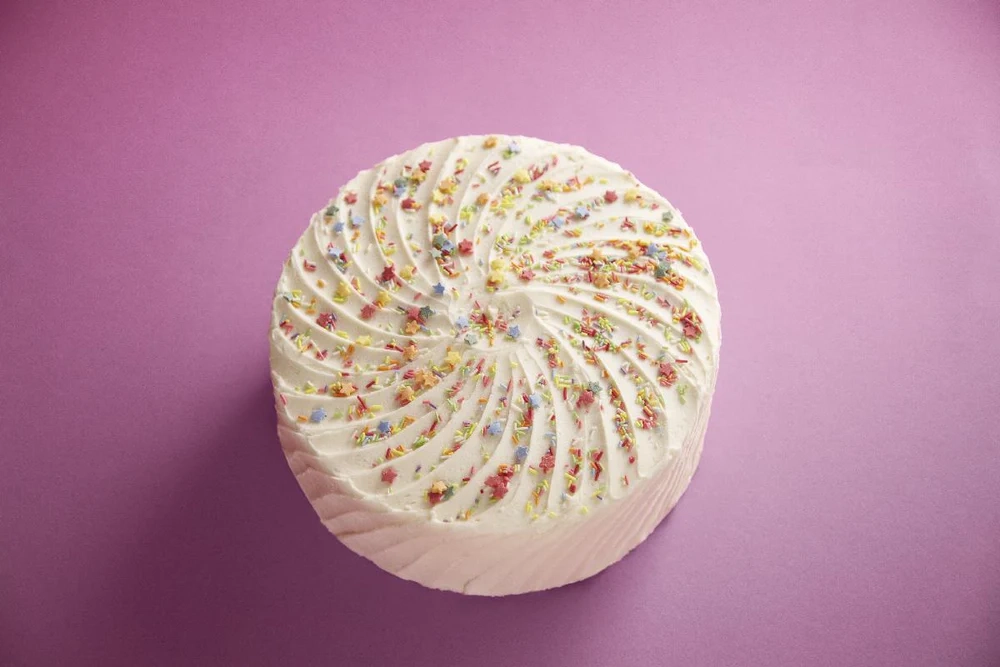 vanilla-cake-covered-wit-sprinkles-top-rev0-1000x-jpg-643a8eba1513d510920166.webp
